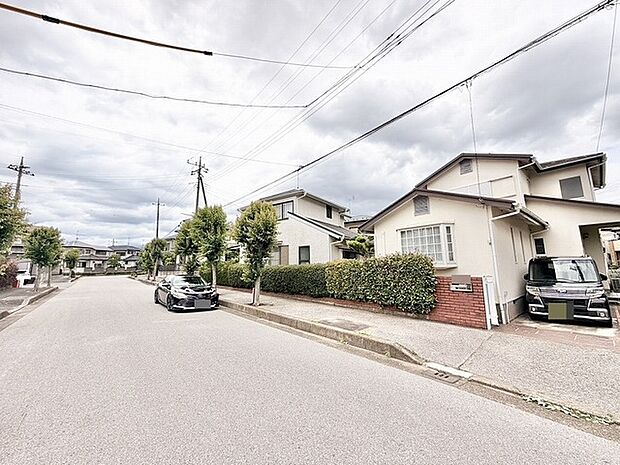 ゆとりある広さの道路に面し、落ち着いた街並みと調和する穏やかな住環境が広がっています。