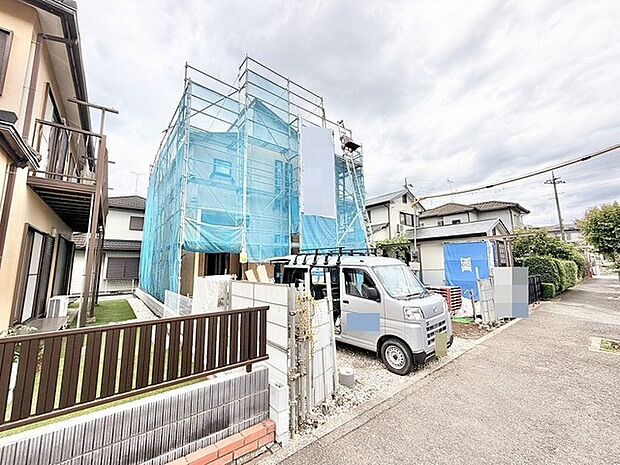 新しい暮らしに向けた丁寧な準備が進められ、整いつつある住まいの外観です。