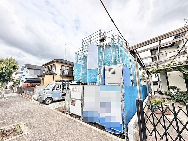 新たな住まいの誕生に向けて、街並みに溶け込みながら着実に工事が進められている様子です。