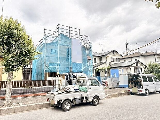 新しい住まいへと生まれ変わる過程を大切に見守る、静かな街並みに馴染む穏やかな風景。