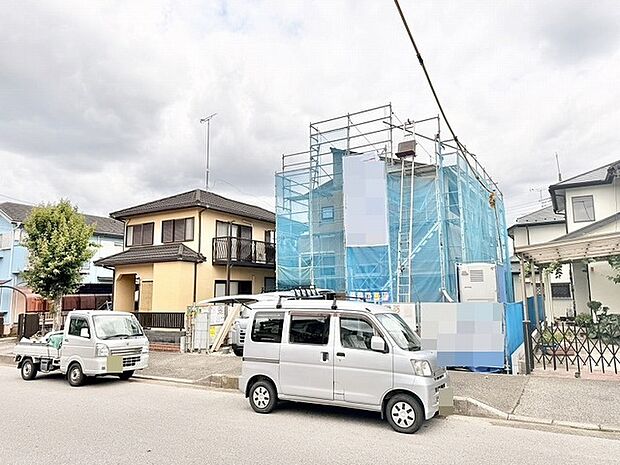 落ち着いた住宅地の中に位置し、これから新しい暮らしが紡がれていく期待を感じさせる静かな住環境です。