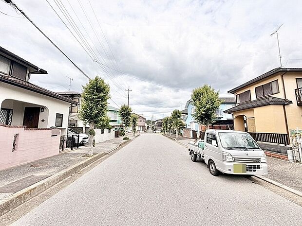 緑豊かな街路樹が並び、穏やかな時間が流れる落ち着いた雰囲気の住宅街です。