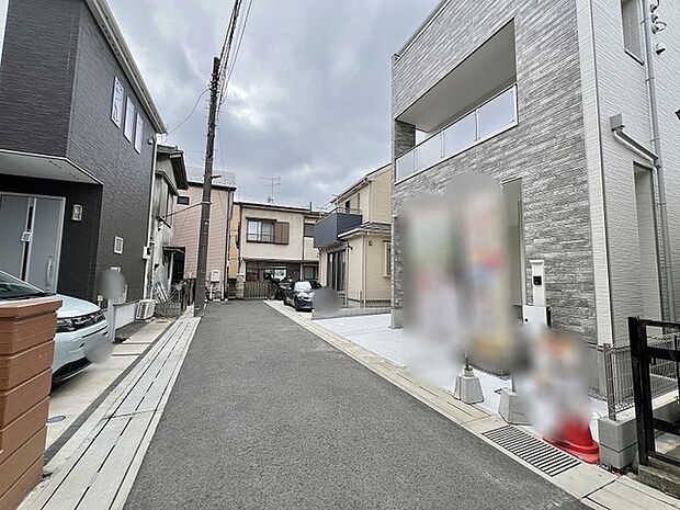 落ち着いた住環境が広がる街並みに調和する、心地よい日常を予感させる佇まいです。