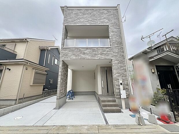 洗練された石目調の外壁が街並みに映える、落ち着いた佇まいの外観です。