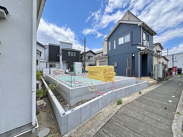 幹線道路から1本入った現地は、想像以上に静かに感じられます。