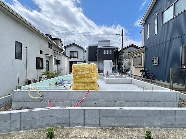 前面道路は歩道も整備され、小さなお子様にも安心です。