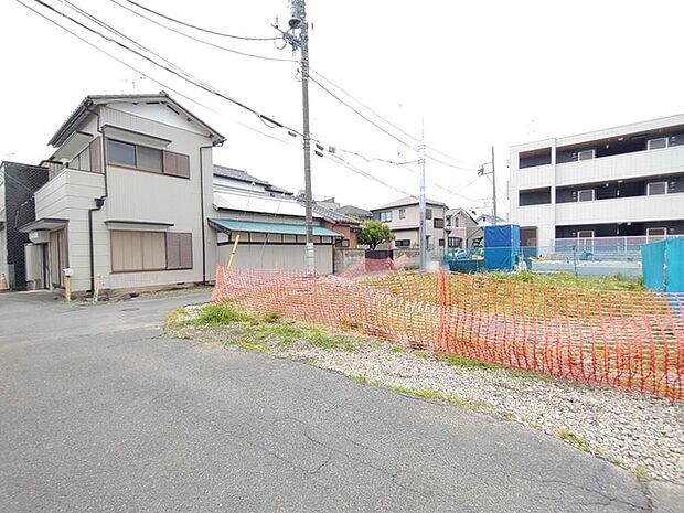 周辺環境と調和する穏やかな住環境に位置し、これからの暮らしの拠点として適した落ち着きある敷地です。