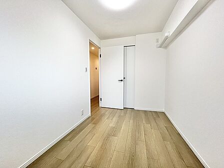 無駄を削ぎ落としたシンプルな空間は、自分らしい暮らしを丁寧に描くためのキャンバスのような心地よさがあります。