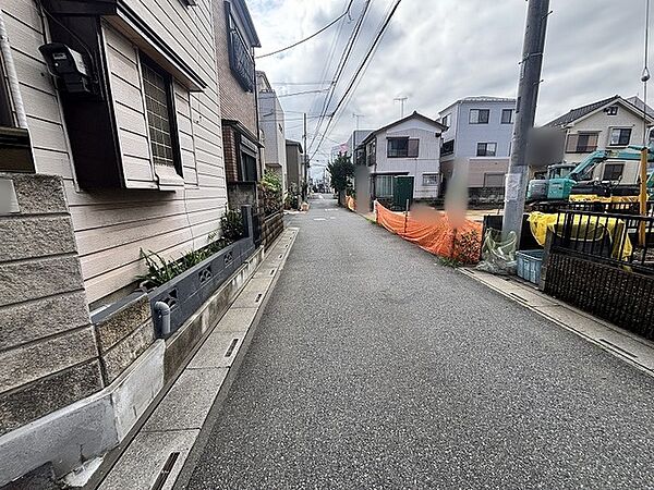 日々の暮らしが穏やかに流れる、落ち着いた雰囲気の住宅街に位置しています。