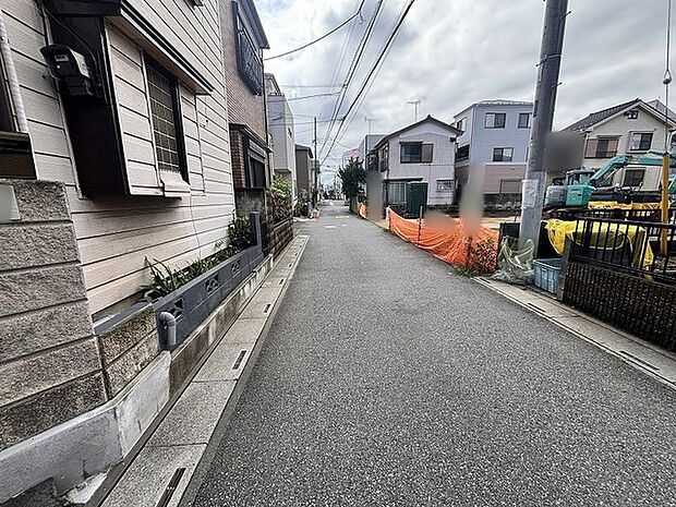 日々の暮らしが穏やかに流れる、落ち着いた雰囲気の住宅街に位置しています。