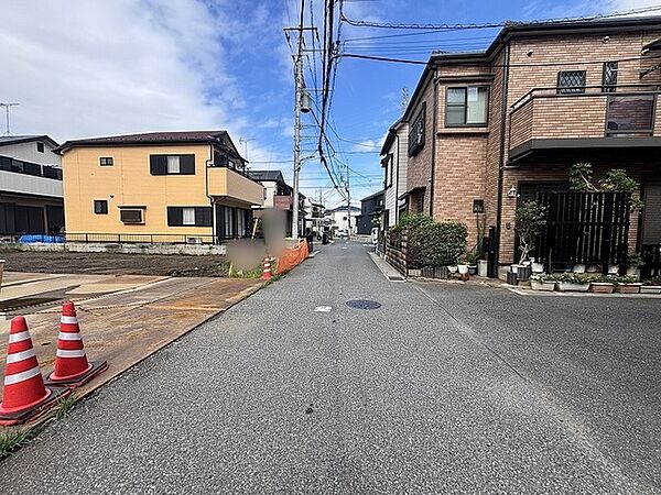 落ち着いた空気が漂う閑静な住宅街で、日々の暮らしに穏やかな心地よさを感じられる環境です。