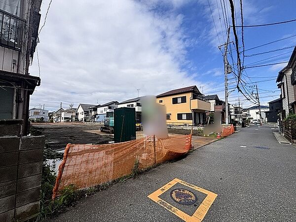周辺環境と調和する穏やかな街並みに位置し、新たな暮らしの可能性が広がるゆとりある空間です。