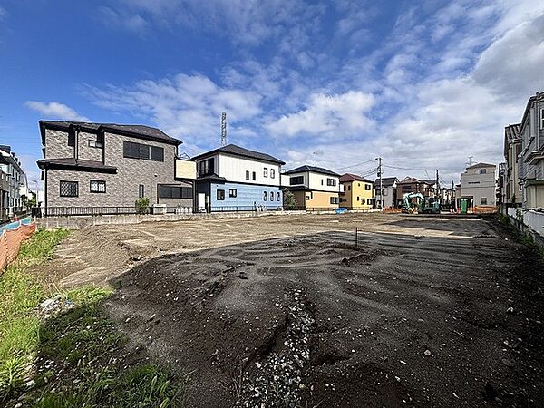 空が広く開放感を感じさせる整えられた敷地で、これから新しい暮らしを育むための穏やかな空気が流れています。