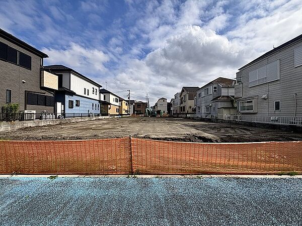 周囲に調和する落ち着いた住環境の中に、新しい暮らしの可能性が広がるゆとりある敷地です。