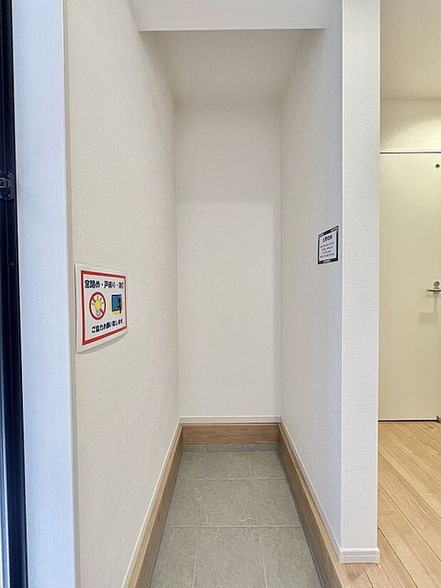 無駄のないシンプルな空間が広がり、すっきりと暮らせる心地よさを感じさせます。
