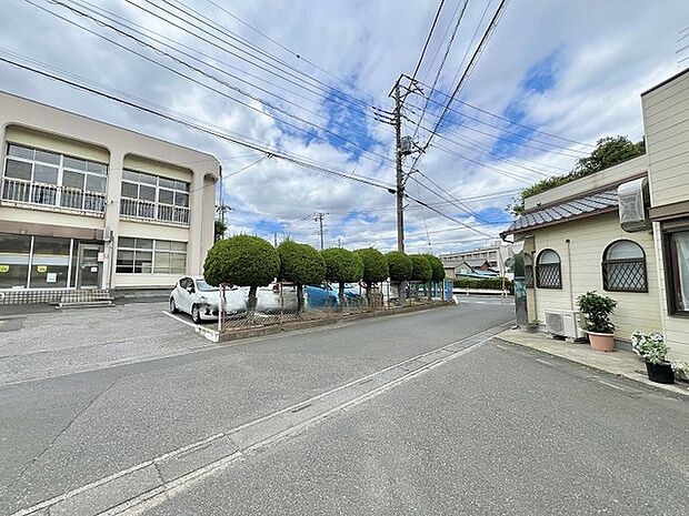 桜井公民館 空が広く開放感のある街並みの中で、程よい距離感を保ちながら穏やかな日常が流れる住環境です (40m)