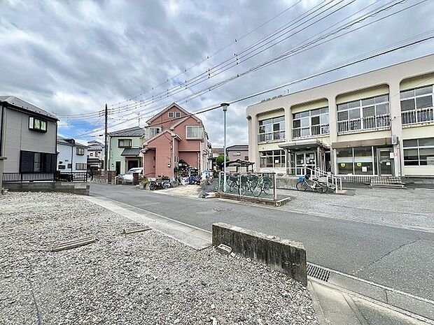 桜井公民館 空が広く開放感のある街並みの中で、程よい距離感を保ちながら穏やかな日常が流れる住環境です (40m)