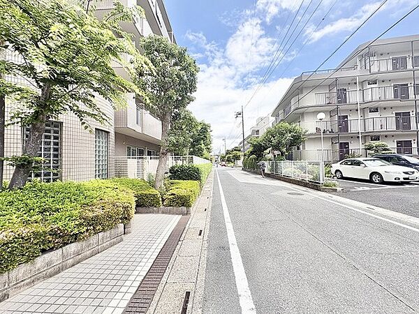 豊かな植栽が街並みに溶け込み、穏やかな時間が流れる落ち着いた住環境が広がっています。