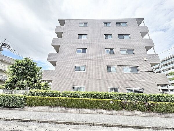街並みに自然と馴染む落ち着いた佇まいが、日々の暮らしに穏やかな安心感をもたらしてくれます。