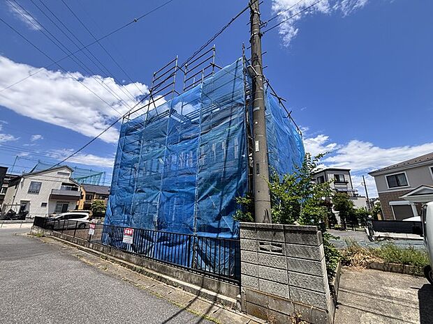 新しい暮らしの形が描き出される、静かな住宅街に佇む建設現場の様子です。