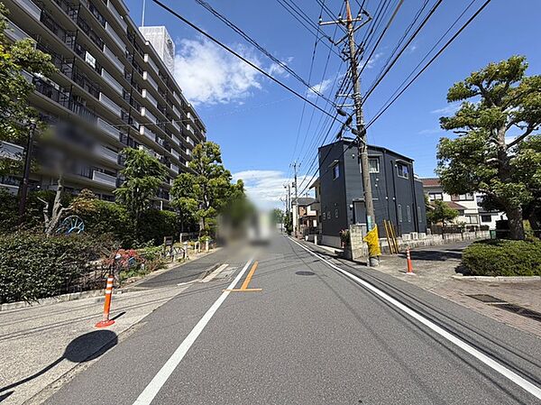 前面道路は歩道も整備され、小さなお子様にも安心です。