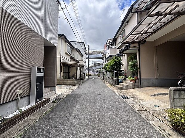 日常の静けさが漂い、近隣との調和を感じさせる穏やかな住環境が整っています。