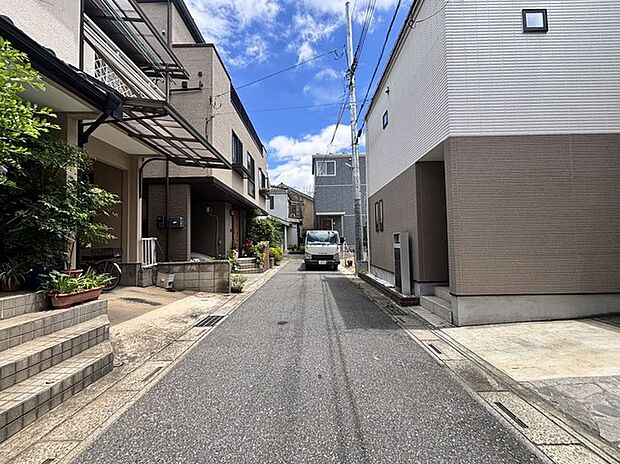 閑静な住宅街に位置しており、日々の暮らしに穏やかな落ち着きと安らぎを感じられる住環境が整っています。