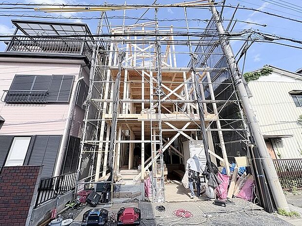 住まいの骨組みが形作られていく様子から、新しい暮らしへの期待が高まるひとときです。