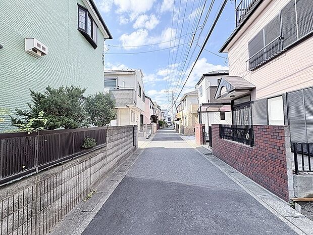 穏やかな時間が流れる落ち着いた住宅街の風景が、日々の暮らしに安心感と安らぎをもたらします。