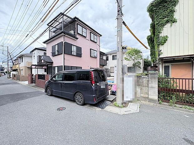 落ち着いた街並みに溶け込みながら、個性的な佇まいが日々の暮らしに穏やかな彩りを添えてくれます。