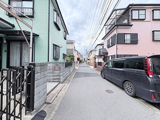 穏やかな住宅街の風景が広がり、落ち着いた日常を育むための静かな環境が整っています。