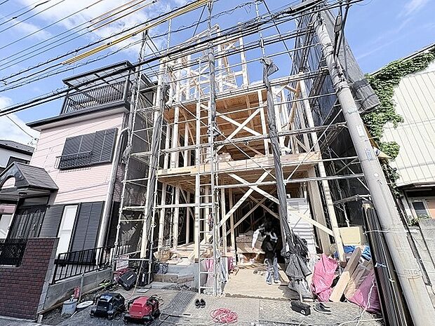 未来の暮らしを形作る、これから新たな物語が始まる建築中の様子です。