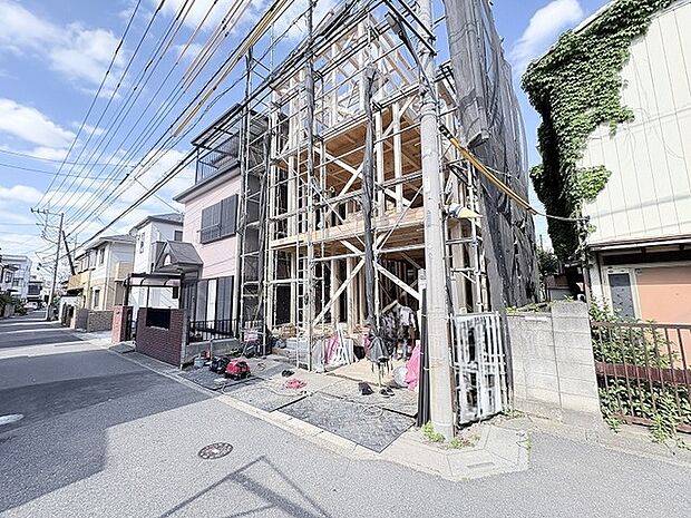 確かな技術と想いが組み上がる、未来の暮らしを育むための大切なプロセスを静かに見守る風景。