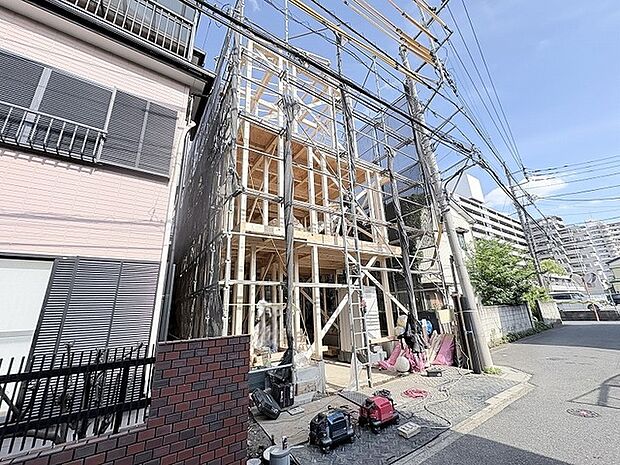 新しい暮らしの土台となる、確かな木の温もりを感じる住まいの建築風景です。