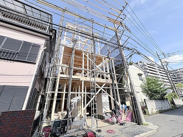 住まいの骨組みが形作られていく、新たな暮らしの始まりを予感させる静かな風景です。