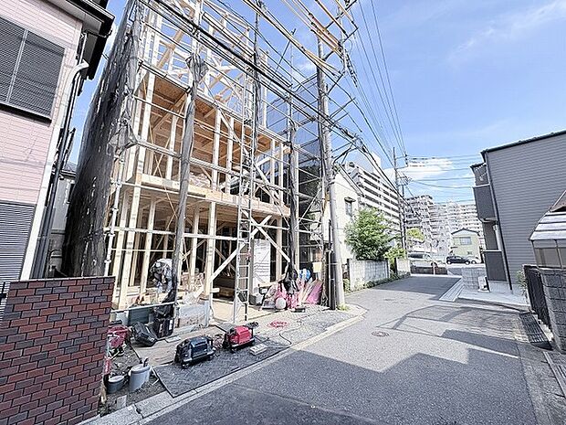 街並みに溶け込みながら、新しい暮らしの形が静かに組み上がっていく建設現場の様子です。