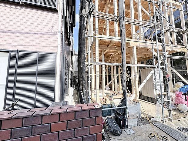 暮らしの基礎となる骨組みが着実に組み上がり、完成へと向かう静かな期待感を感じさせます。