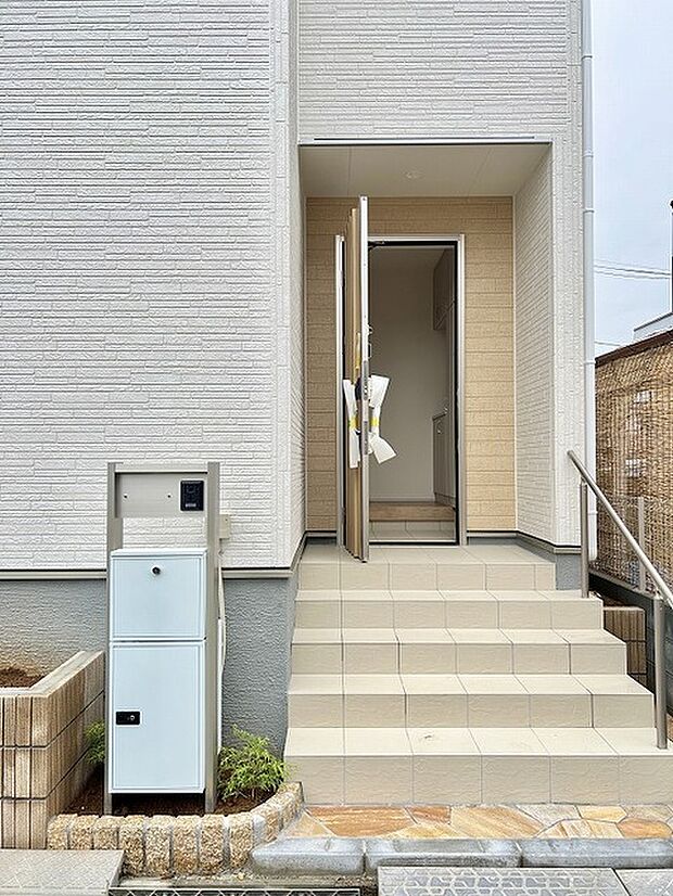 洗練された色合いで統一された、毎日の帰り道を心地よく迎えてくれる穏やかな佇まい。