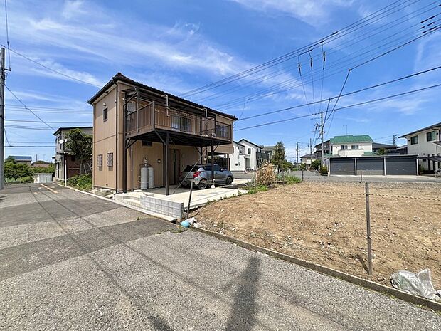 空が広く開放的な街並みに溶け込む、落ち着きのある佇まいが魅力の住環境です。