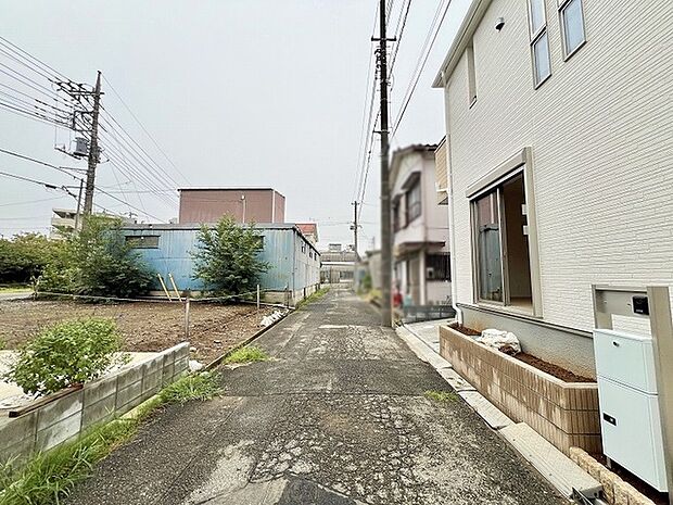 穏やかな空気が流れる閑静な住宅街の一角に佇み日々の暮らしを優しく包み込む穏やかな空間