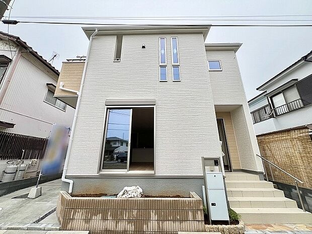 洗練された外観デザインが街並みに調和する落ち着きのある佇まいです。