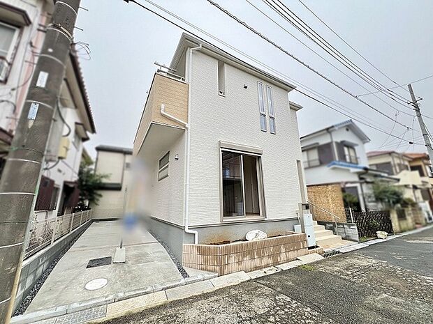 街並みに調和する洗練された佇まいと、心地よい開放感を纏う外観デザイン。