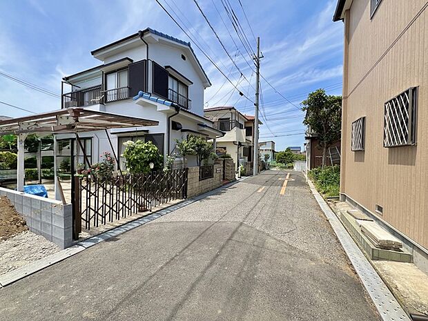 穏やかな空気が流れる閑静な住宅街で、日々の暮らしに安らぎを感じられる住環境が整っています。
