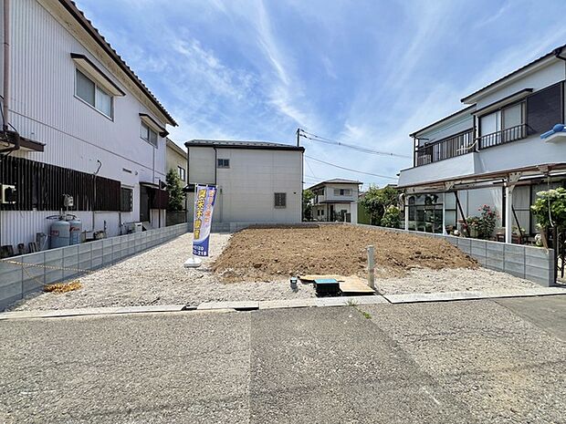 周囲の落ち着いた環境に溶け込み、理想の暮らしを描くための余白が広がる穏やかな敷地です。