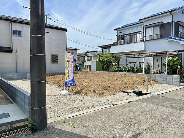 周辺環境と調和する穏やかな街並みに位置し、新たな暮らしの可能性が広がる開放的な区画です。