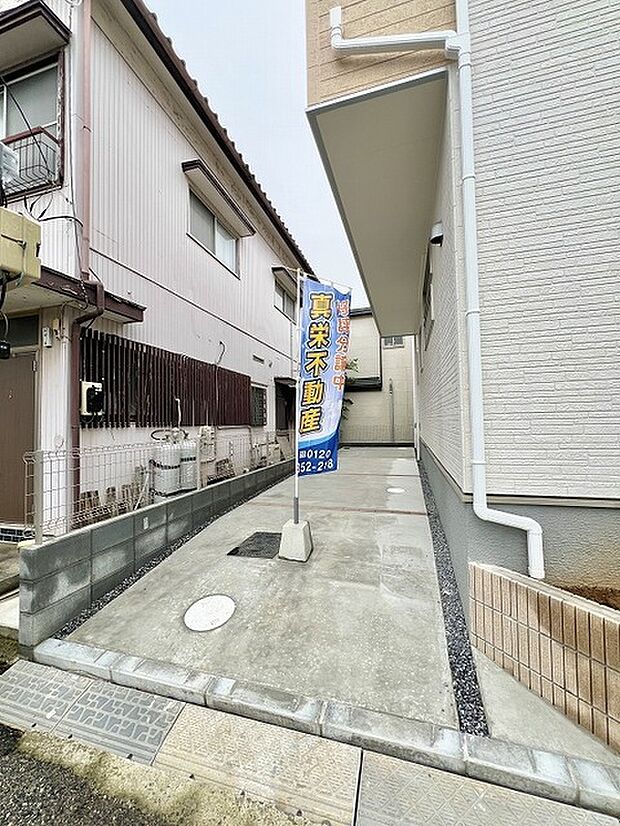 建物に挟まれた落ち着いたアプローチスペースは日々の動線をスムーズに整えます