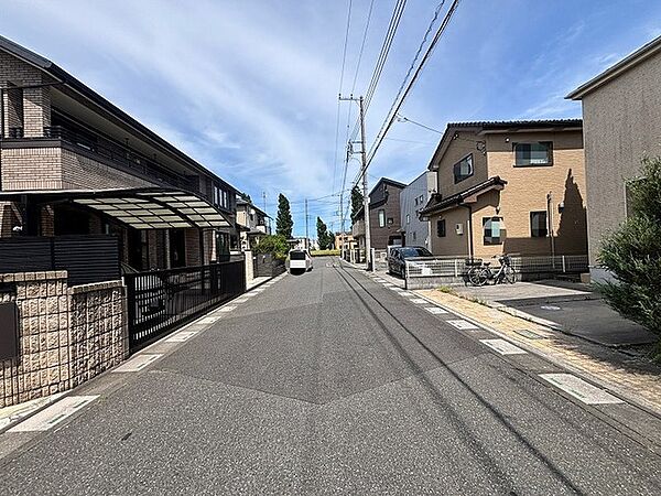 穏やかな空気が流れる閑静な住宅街で、日々の暮らしに安らぎを感じられる落ち着いた街並みです。
