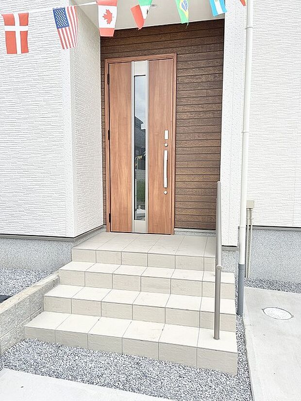木の温もりを感じる落ち着いた色合いが訪れる人を穏やかに迎え入れるエントランス