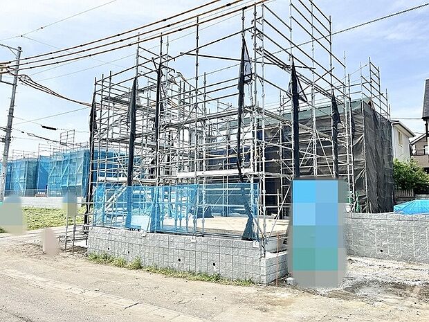 新しい暮らしの基盤となる住まいが、静かに形づくられていく建設中の風景です。