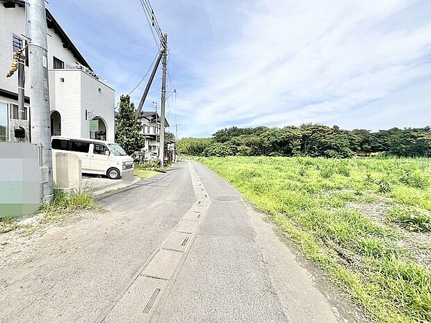 豊かな緑と空の広がりを感じながら、穏やかな日常が流れる住環境が整っています。
